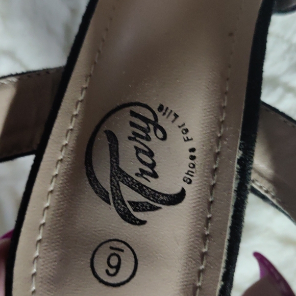 Heels - Picture 4 of 4